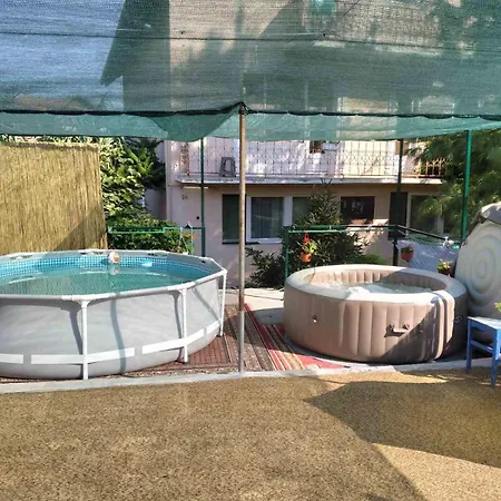 Ostanak kod kuće 2 Haloszobas *