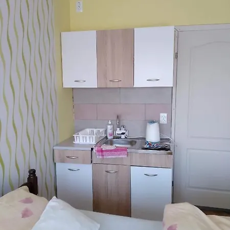 2 Haloszobas Ostanak kod kuće *