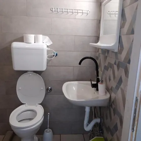 2 Haloszobas Ostanak kod kuće