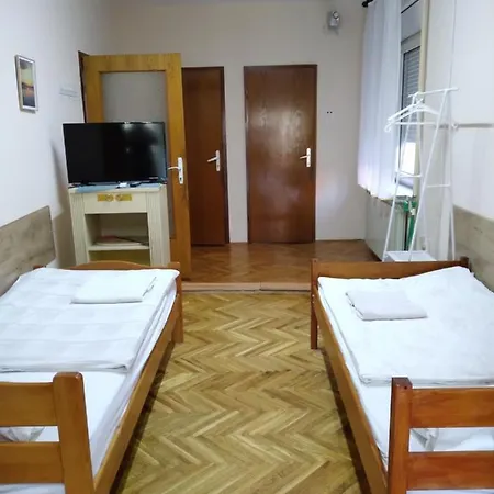 Ostanak kod kuće 2 Haloszobas *