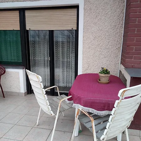 2 Haloszobas Ostanak kod kuće *